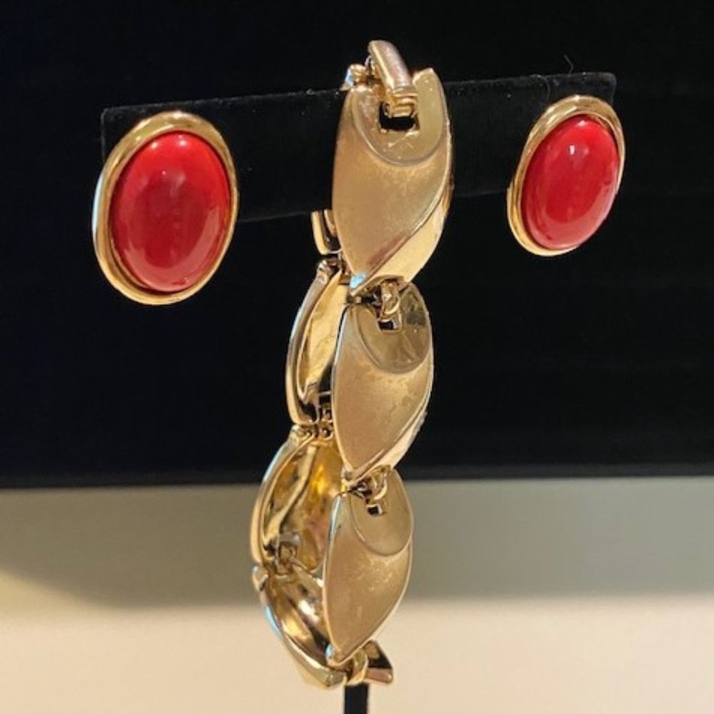 VTG Trifari Brushed Gold Bracelet and Red Earrings - Picture 5 of 7